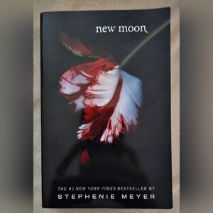 2008 "NEW MOON" PAPERBACK 1ST EDITION - STEPHANIE MEYER